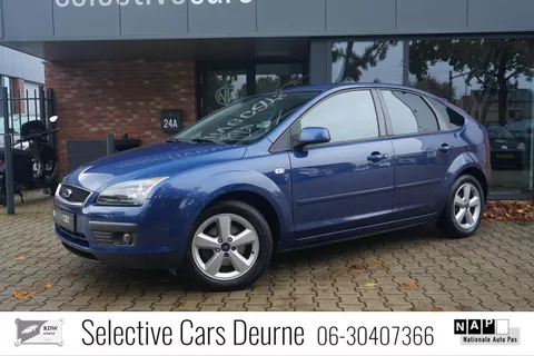 Ford Focus 1.8-16V Ambiente , Nieuwe APK, Airco, Stoelverwarming, PDC, Navi.