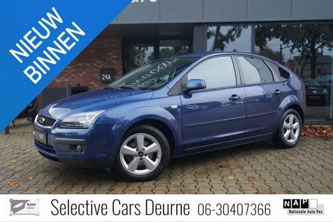 Ford Focus 1.8-16V Ambiente , Nieuwe APK, Airco, Stoelverwarming, PDC, Navi.